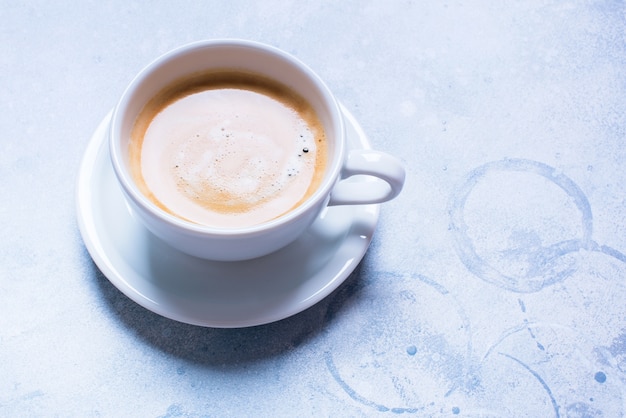 Foto fondo blu del caffè fresco della tazza bianca