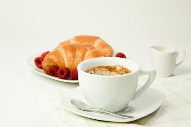 Foto tazza bianca e caffè fresco con schiuma