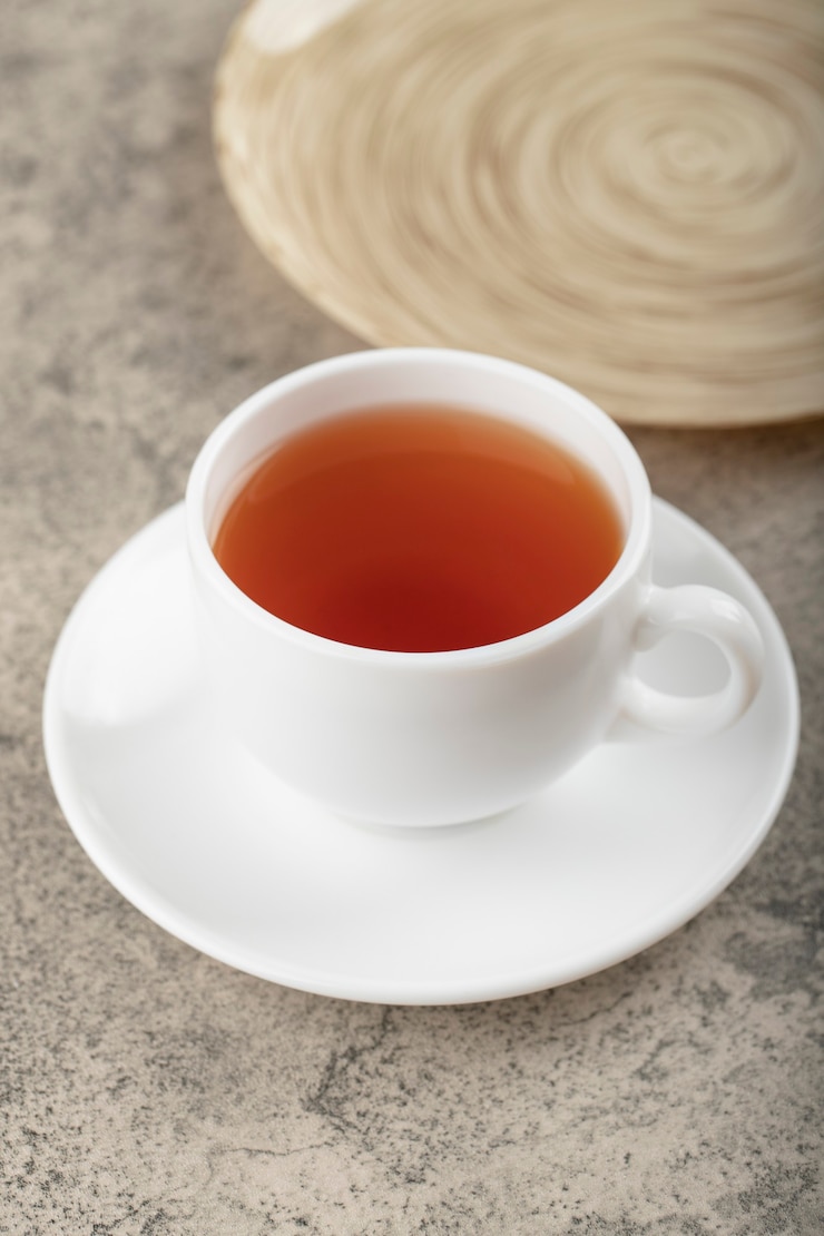 石の表面に熱い紅茶の白いカップ。