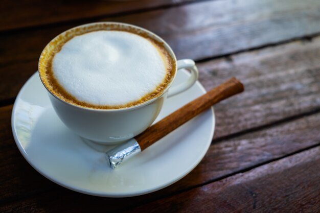 Photo a white cup of hot cappuccino