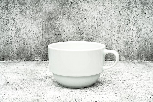 Photo white cup on a light background