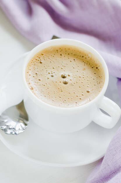 朝のコーヒーまたはカプチーノの白いカップ。