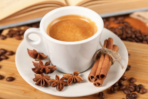 사진 볶은 커피 콩으로 둘러싸인 커피 에스프레소의 흰색 컵