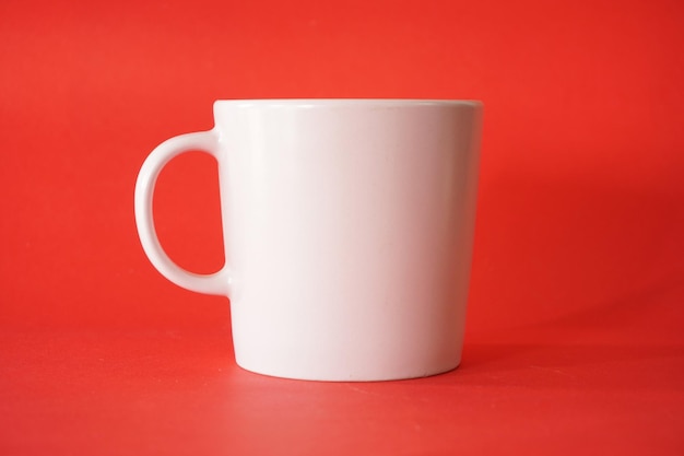 Photo white cup on red background