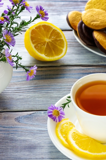 Foto tazza di tè bianca con bagel al limone e biscotti pausa pranzo in una caffetteria