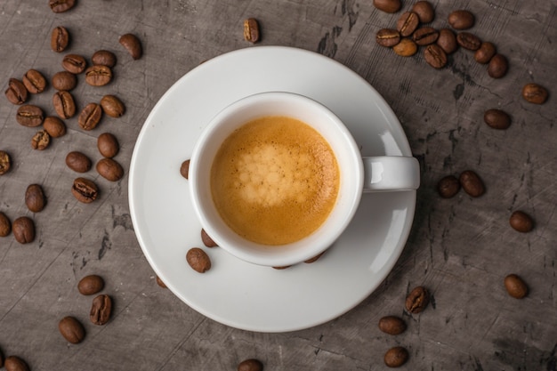 Foto tazza bianca con caffè e cereali integrali