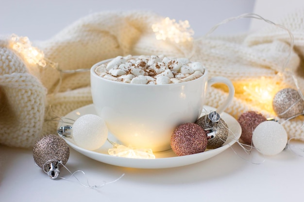 Белая чашка с горячим какао с зефиром. Рождественский или новогодний фон с горячим шоколадом.