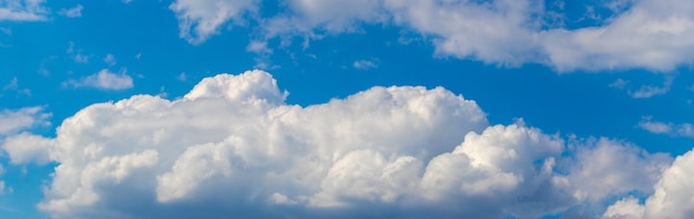 Nuvole bianche ricci nel cielo blu, panorama del cielo