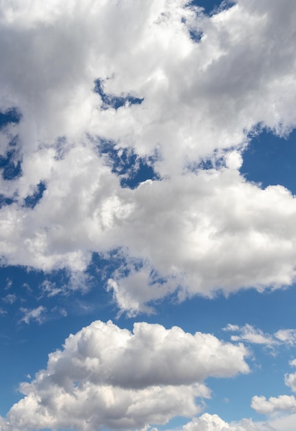 青空垂直フォーマットの白い巻き毛の雲