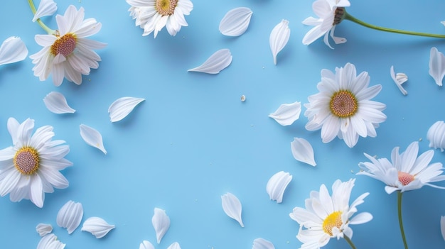 파란색 배경 에 있는 색 마자리 들 평평 한 꽃 배열 과 복사 공간