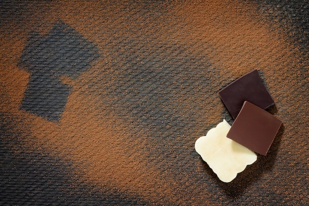 Foto cioccolato bianco e fondente con cacao in polvere