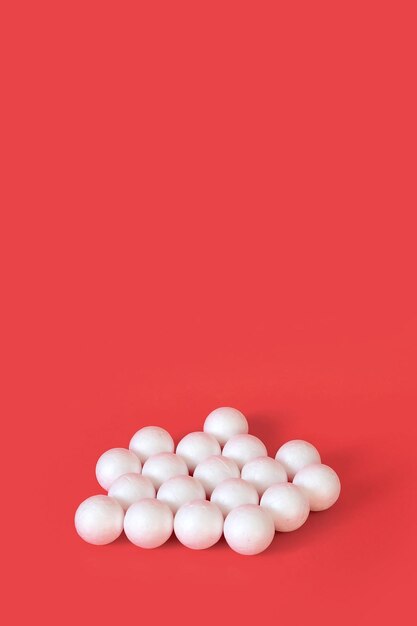 Photo white decoration balls on red background