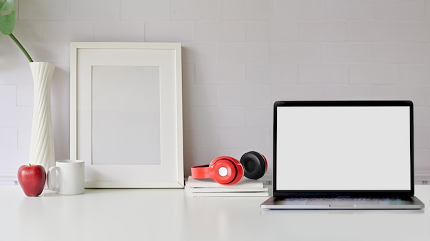 Tavolo scrivania bianca con spazio di copia. vista frontale dell'area di lavoro, laptop e spazio di copia