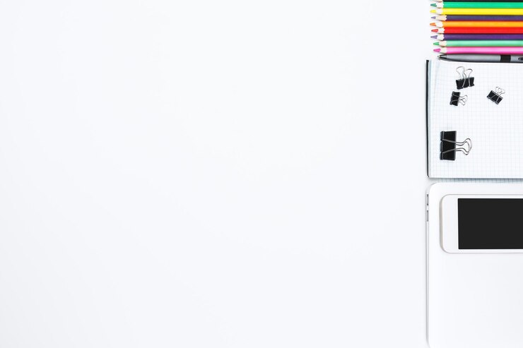 Photo white desk with empty notepad