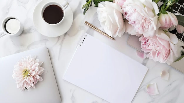 Белый стол с ноутбуком, пустым блокнотом, цветочной чашечкой для кофе и ручкой, плоским верхним видом с генеративным ИИ
