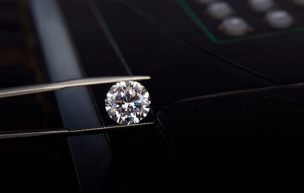 White diamonds on tongs and black background