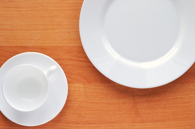 写真 テーブルの上の白い食器