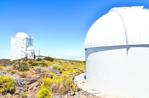 Photo a white dome with a blue sky and a few clouds