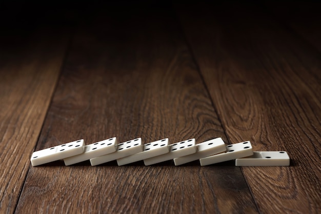 Foto domino bianco su legno marrone