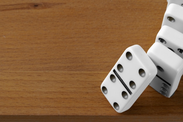 Photo white domino dice on a wooden table