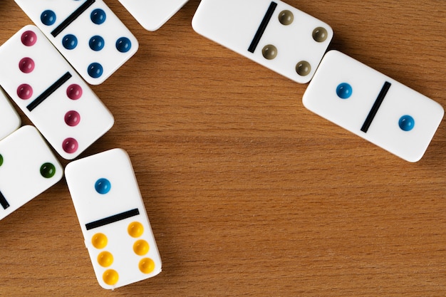 Foto pezzi bianchi di domino su una tavola di legno