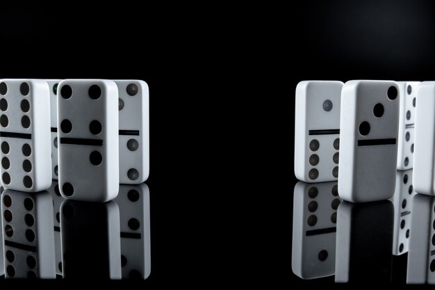 Photo white dominoes in the dark close up