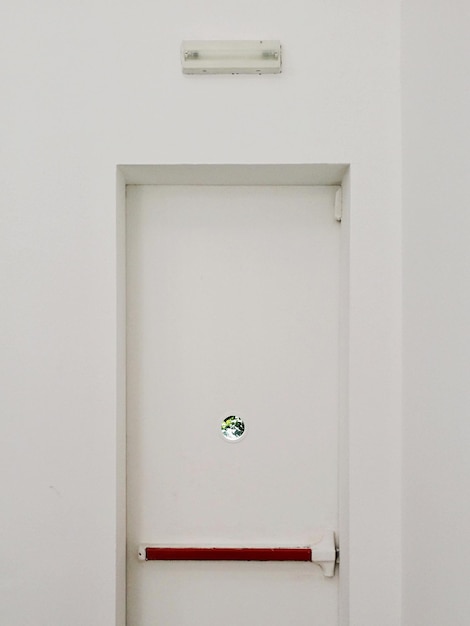 Photo white door of room