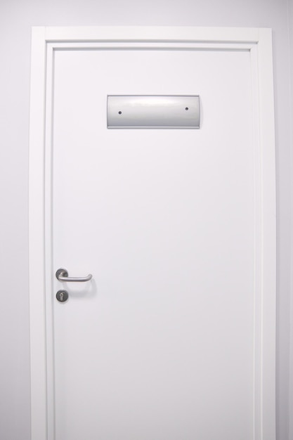 Белая дверь с знаком офиса в лаборатории или больнице