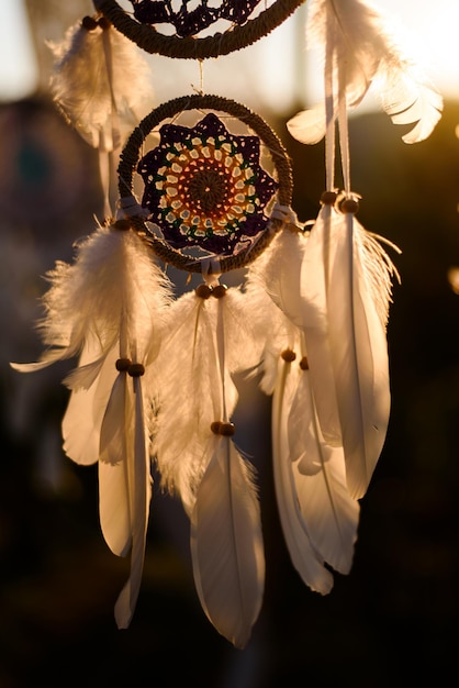 Foto acchiappasogni bianco nel cielo al tramonto, amuleto nativo americano