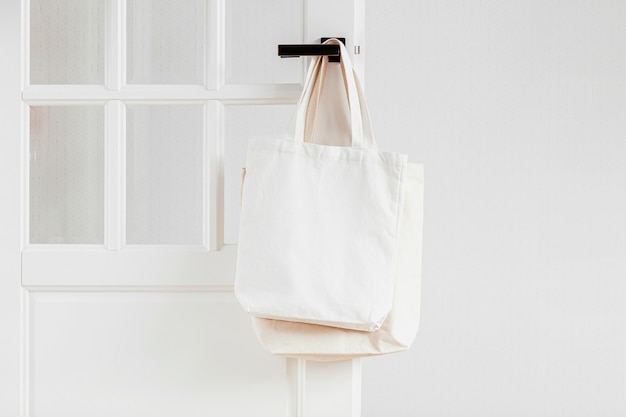 Макет белой эко-сумки. Пустой торговый мешок с копией пространства. Сумка-тоут из плотной ткани. Экологичная / безотходная концепция.