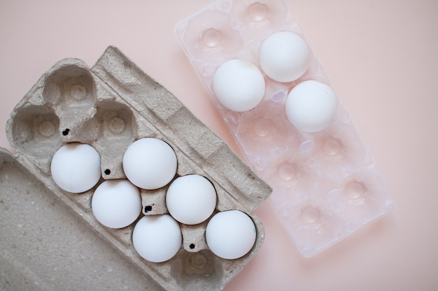 흰 계란은 재활용 가능한 플라스틱 카세트에 보관됩니다. 폐기물 분류. 생태 문제