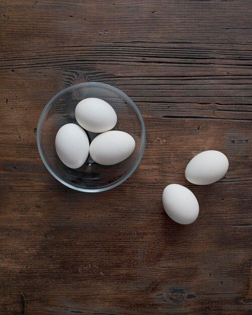 Foto le uova bianche sono sul tavolo