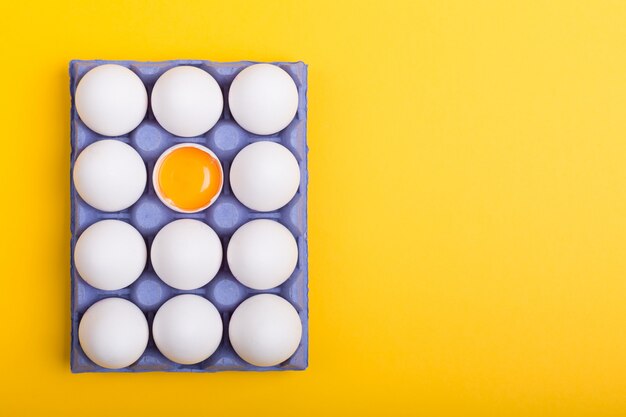 Photo white eggs and egg yolk with copy space