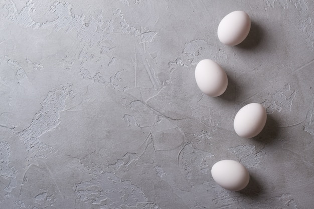 灰色のコンクリートテーブルの上の白い卵