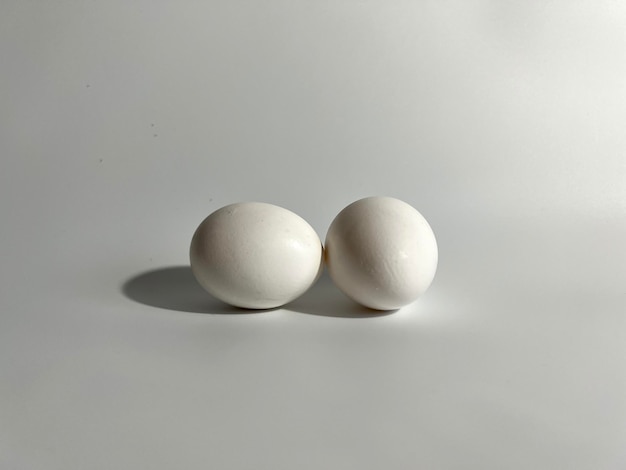Фото Белые яйца на светлом фоне пасха
