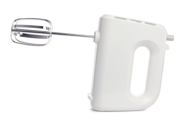 흰색 배경에 고립 된 패는 흰색 전기 핸드 믹서. 식품 혼합을위한 가정용 주방 기기. 베이킹 개념.