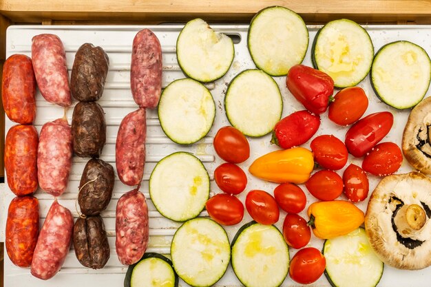 Foto griglia elettrica in metallo bianco per grigliare verdure e carni in una giornata barbecue in famiglia