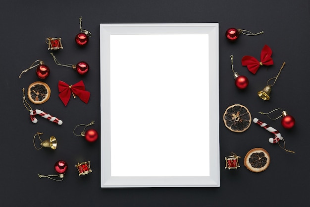 Photo white empty frame with xmas decorations