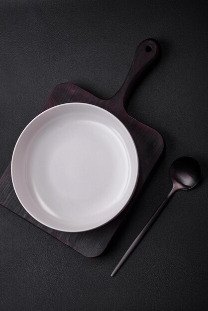Белая пустая тарелка для супа на темном бетонном фоне