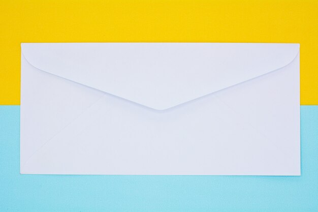 黄色と青の背景に白の封筒メール