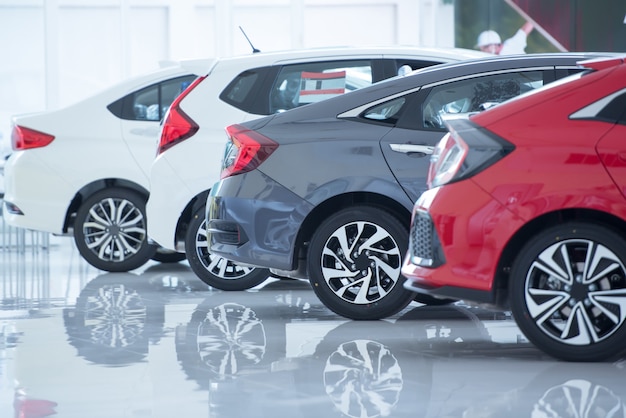 Foto pavimento bianco per il parcheggio di nuove auto, nuove foto di auto nello showroom, parco, spettacolo in attesa di vendita di rivenditori di filiali e nuovi centri di assistenza auto.