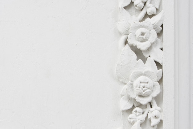 Photo white flower stucco basrelief