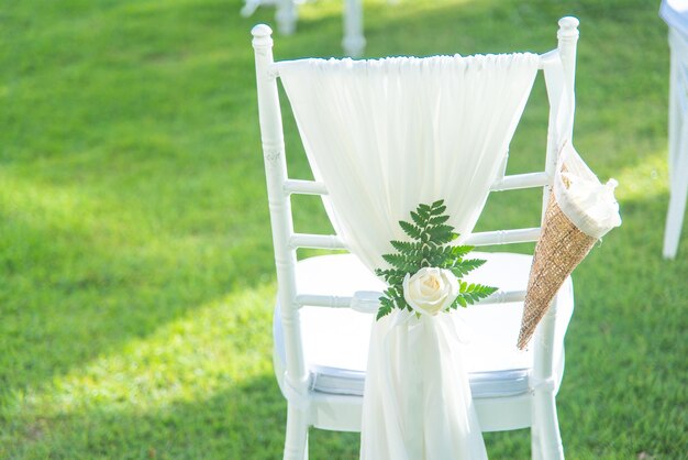 Photo white flowers on chair in lawn