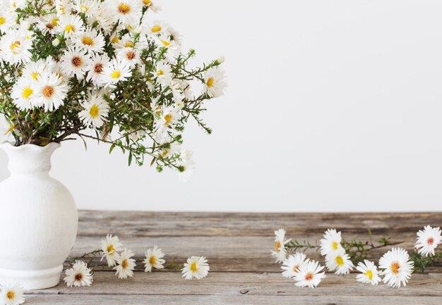 写真 花瓶の白い花