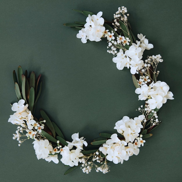 Photo white flowers on semicircle gold frame