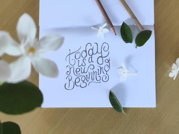 Photo white flowers on table