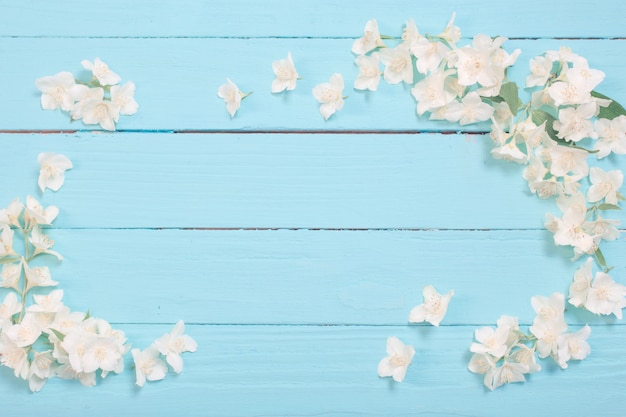 White flowers on Ð¸Ð´Ð³Ñ wooden background