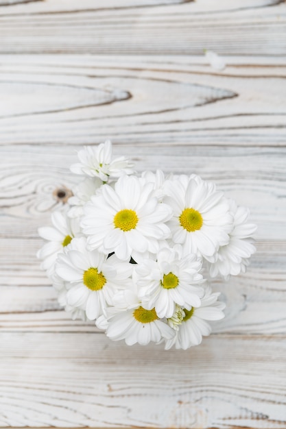 Photo white flowers on wooden table