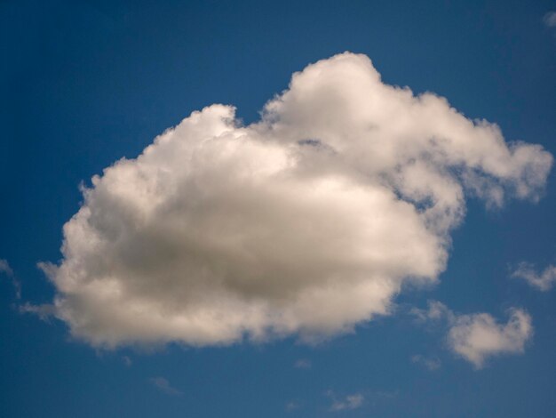 青い夏の空の背景に白いふわふわの雲