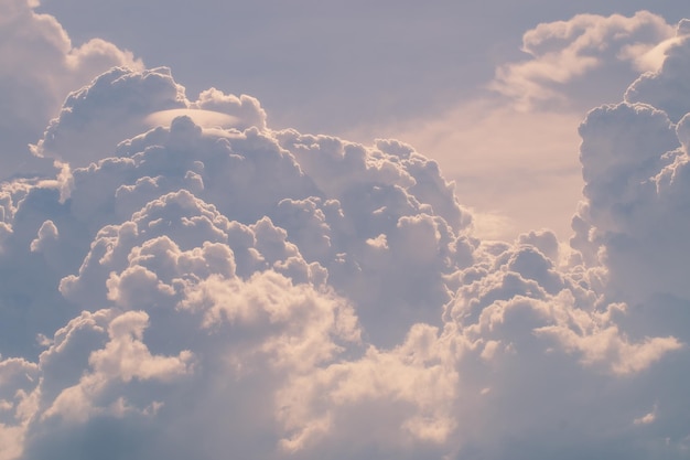 写真 白いふわふわの雲の空の背景